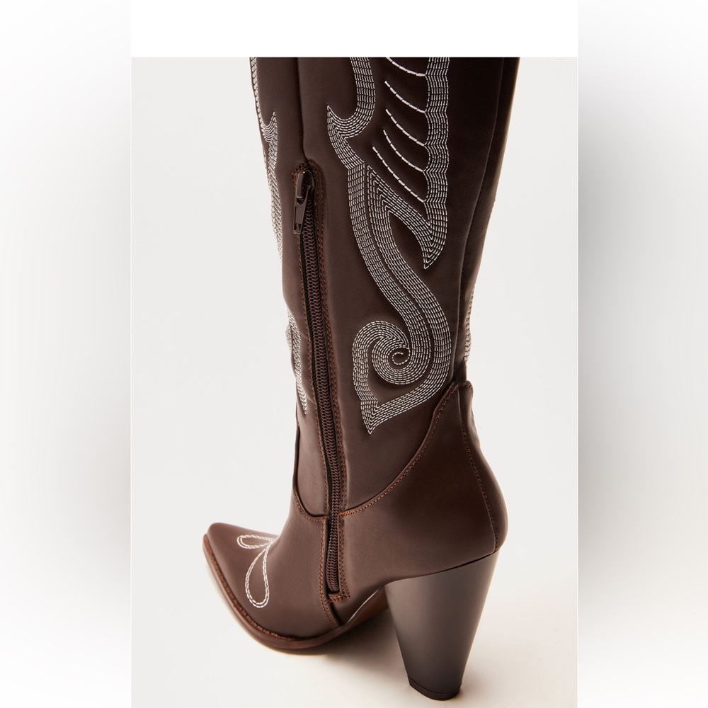Fashion Nova 
Brown boots
Never been worn, original box